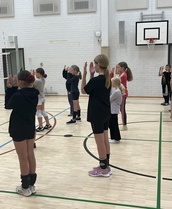 16.9.2024: Yrityksen junnut sai tänään hyvää oppia tuomaroinnista. Innokkaat oppijat saivat testata oppejaan käytännössä, kun lopputunnilla tuomaroitiin kavereitten pelejä.