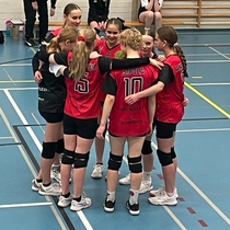 16.3.2025:
Lauantaina pelattiin C-tyttöjen välieräturnaus Paimiossa. Vieraiksi saatiin Loimun Hohto, Koiviston Isku ja Ypäjän Yllätys.

PaiY-Loimu 2-0 (25-14, 25-7). Peli oli omassa hallinnassa alusta loppuun ja vaikka pelasimme taas vaihtuneilla uusilla rooleilla, peli sujui harjoiteltujen kuvioiden mukaisesti. Syöttöprosentti oli mukavat 88%, pelitilanteiden hyökkäyslyönnit sujuivat 100% laadulla vastustajan puolelle ja näistä suoria pisteitä 32 kpl. Kentän laidalta oli aika mukava seurata tällaista peliä!

Koi-Isku-PaiY 0-2 (21-25, 12-25). Tuoreessa muistissa oli vielä edellinen kohtaaminen Iskun kanssa. Kyseinen peli meni jatkoerälle, minkä niukasti voitimme. Tähän nyt pelattuun peliin meillä oli kahden pelin tauko ja se valitettavasti näkyi pelissämme. 1. erässä tyttöjen peli ei tuntunut millään lähtevän käyntiin, vaikka tuloksellisesti olimmekin pari pistettä edellä lähes koko ajan. 2. erään tytötkin heräsivät ja peli lähti sujumaan paremmin - tuloskin sen mukainen. Syöttöprosentti pysyi tässäkin hienosti 85% paikkeilla.

YpäY-PaiY 0-2 (10-25, 13-25). Pitkän päivän päätteeksi kohtasimme vielä Ypäjän. Peli oli omissa käsissämme koko ajan ja oli lopulta suhteellisen helppo. Tarkkana sai silti koko ajan olla, Ypäjällä on ollut joskus tapana yllättää!

Tästä turnauksesta omaa mieltäni lämmitti moni asia. Lähes kaikki osa-alueet olivat parantuneet edellisistä turnauksista. Turnauksista oli pidempi tauko välissä ja käytimme sen tehokkaasti hyödyksi - ainakin tulosten perusteella. Muutamalla yksilöllä peli meni henkilökohtaisten taitojen osalta valtavia harppauksia eteenpäin reilun kuukauden aikana. Varmuus ja laatu kasvoivat.

Seuraavaksi katseet käännetäänkin ensin Lounalentis Cupin finaaleihin ja sen jälkeen SM-sarjan finaaleihin.