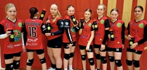 14.12.2024:
Yritykset D-tytöt tänään turnauksessa Littoisissa. Mukana uuden karheat Vivi Pointin sponsoroimat juomapullot. Kiitos kaikille sponsoreille
Vuoden viimeinen turnaus takana. Ja kolmas poolivoitto D-tytöille putkeen. Pitkä päivä ja kolme tiukkaa peliä takana. Vastukset senkun kovenee. Seuraavaan taistoon lähdetään 18.1.