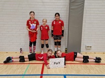 5.11.2024:
E-tyttöjen turnaus Raisiossa meni sunnuntaina mallikkaasti. Kuvan Leijona-tytöt voitti Viestin E-blue Karhut 2-0 (26-24, 25-10). Loimu/Säihkeelle tuli tappio 0-2 (21-25,17-25) ja pitkän väännön jälkeen Loimu Hiillos kaatui 2-1 (26-28,25-20 ja 15-8).

PaiY:n Tiikerit voitti Viestin E-blue Karhut 2-0 (25-6, 25-11), sekä Loimu/Hiilloksen 2-0 (28-26, 25-16). Loimu/Säihkeelle jouduttiin taipumaan 1-2 (22-25,25-15 ja 15-10), mikä oli tosi hyvä saavutus, sillä Säihkeessä pelaa useampi d:ssä pelaava tyttö, ja pelasivat pitkälti kopitonta peliä.
