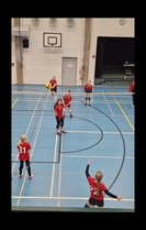 30.11.2024:
E-tytöt saivat tänään vääntää toisiaankin vastaan kotiturnauksessa. Tällä kertaa Tiikerit oli vahvempia 2-0 (25-15,25-13). Tiikerit voittivat myös Viestin E blue/Ilvekset 2-0 (25-13,25-7). Viestin Salamoita vastaan pistettiin kovin kampoihin, mutta peli päättyi heille 2-0 (25-23,25-19).
Leijonat voittivat Viestin E blue/Ilvekset myös 2-0 (25-5,25-11). Leijonatkin joutuivat taipumaan Viestin Salamat-joukkueelle 0-2 toisen erän kovasta väännöstä huolimatta (11-25, 24-26). Turnaukset jatkuvat ensi vuoden puolella.